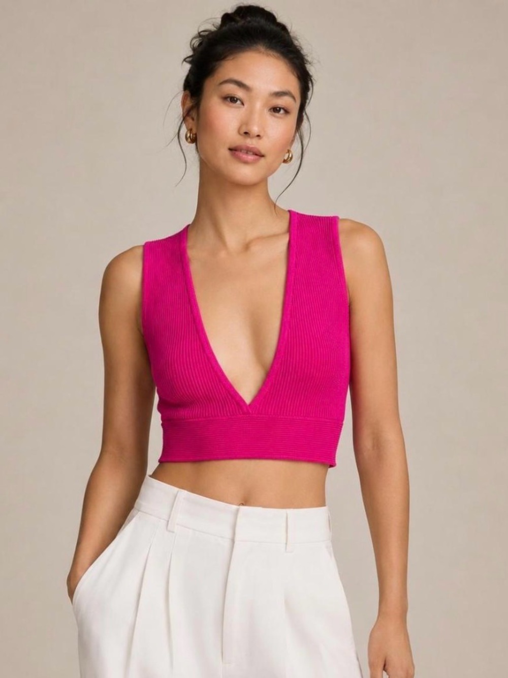 NWOT Aritzia Sculpt Knit V-Neck Crop Top in size Small, Eros hot pink
